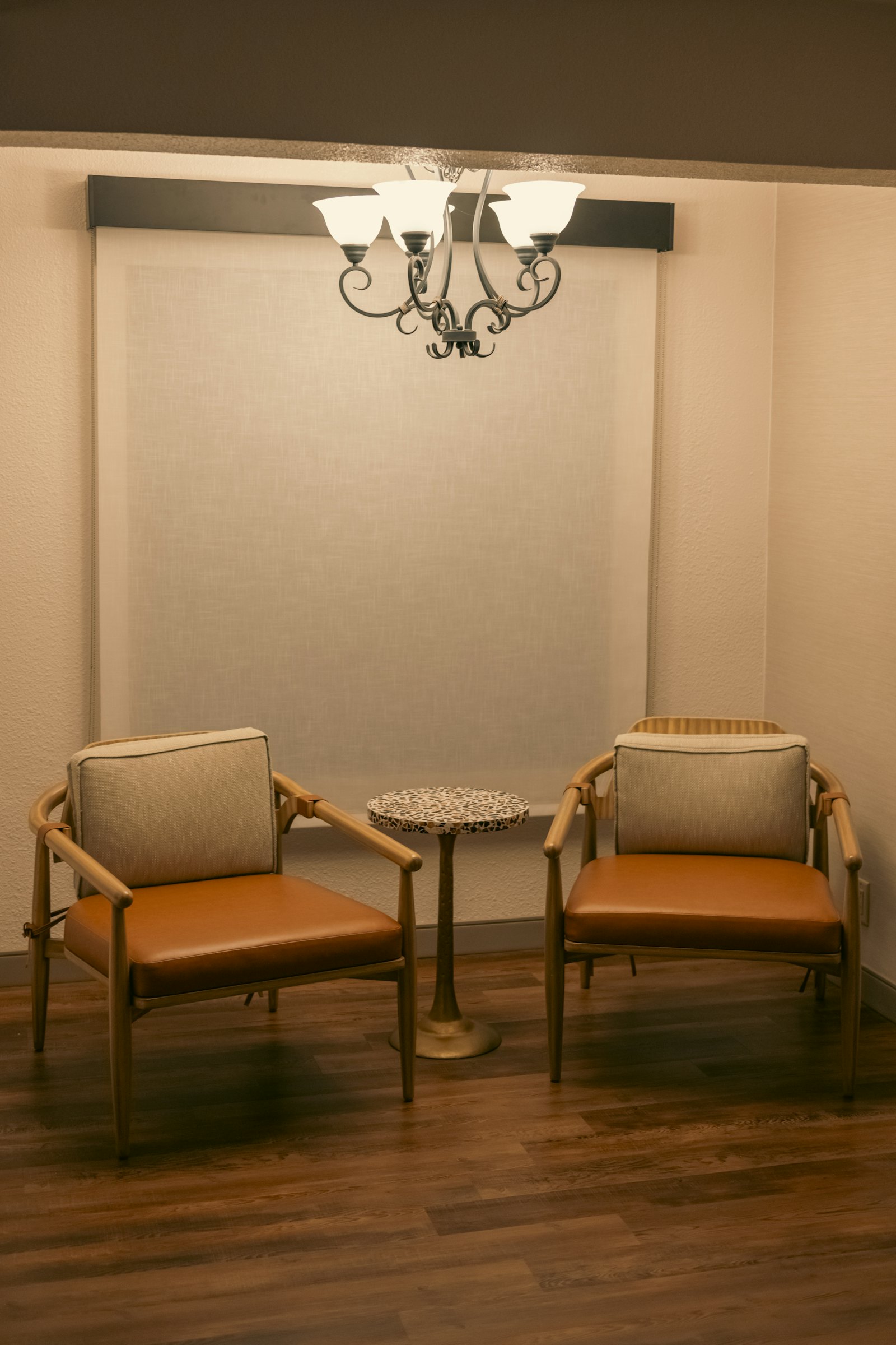 Salle de consultation, deux fauteuils face à face.
